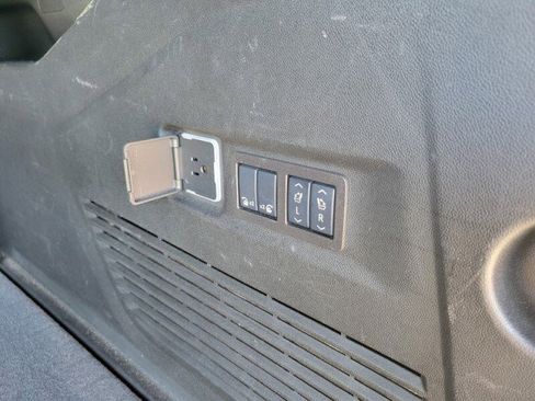 Used 2024 GMC Yukon XL SLT w/ SLT Premium Package image 8