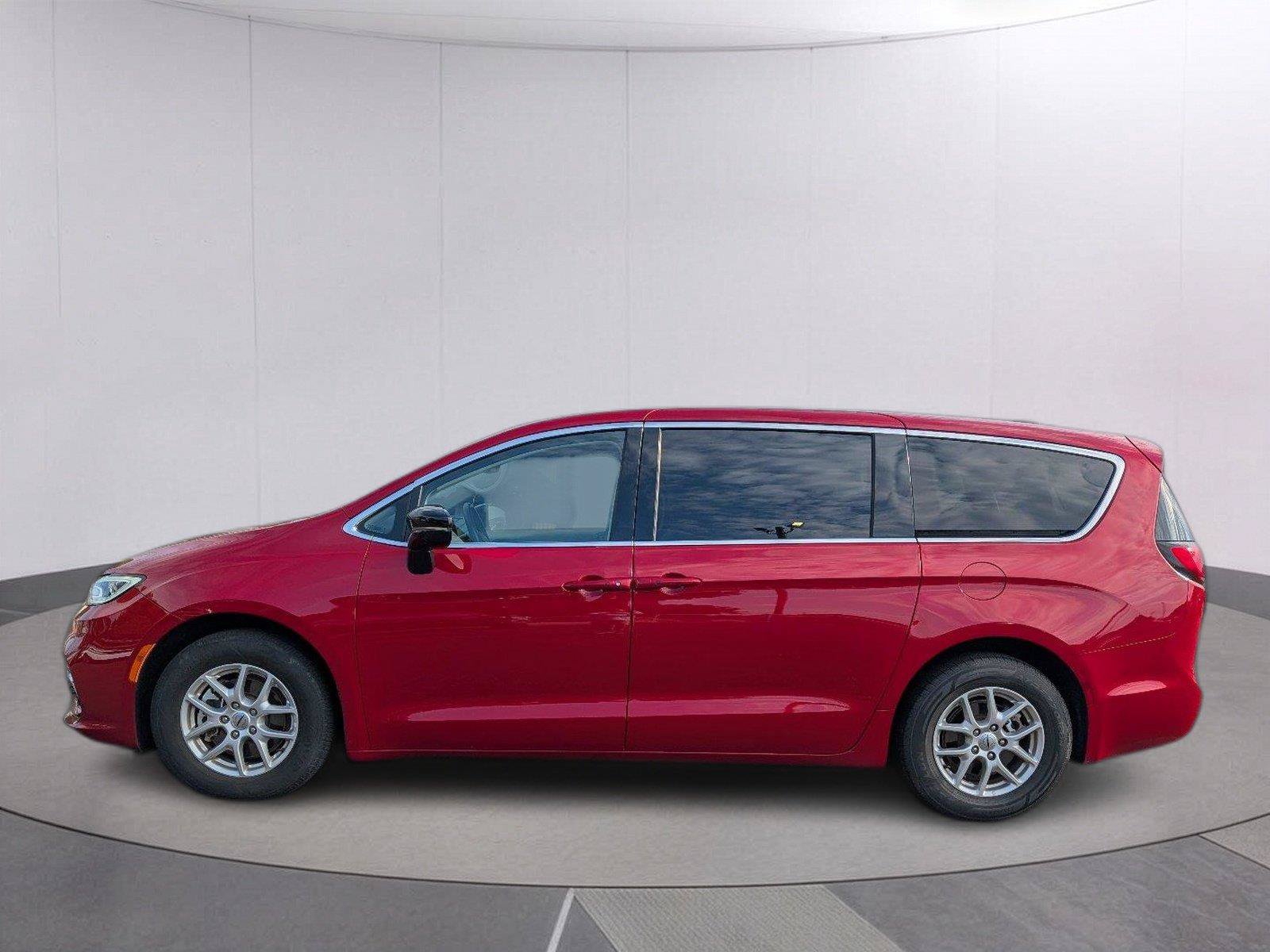Used 2024 Chrysler Pacifica Touring-L FWD image 2