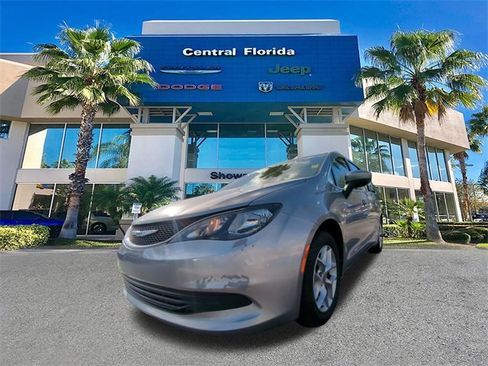 Used 2018 Chrysler Pacifica Touring w/ Tire & Wheel Group image 9