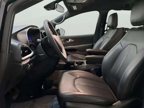 Used 2025 Chrysler Pacifica Select FWD image 19