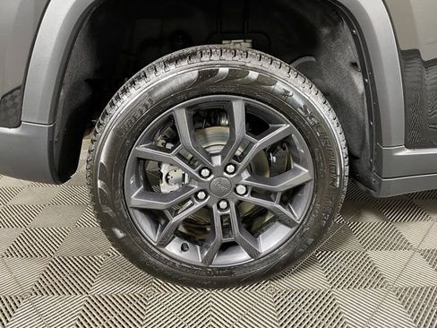 Used 2025 Jeep Grand Cherokee Limited AWD/4WD image 10