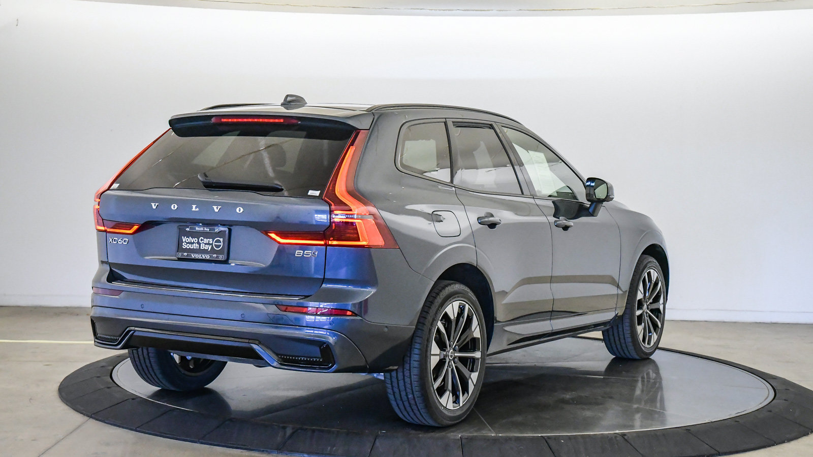 Certified 2026 Volvo XC60 B5 Plus AWD/4WD image 5