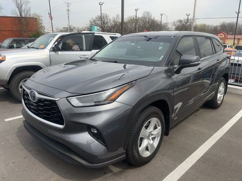 Used 2023 Toyota Highlander LE image 4
