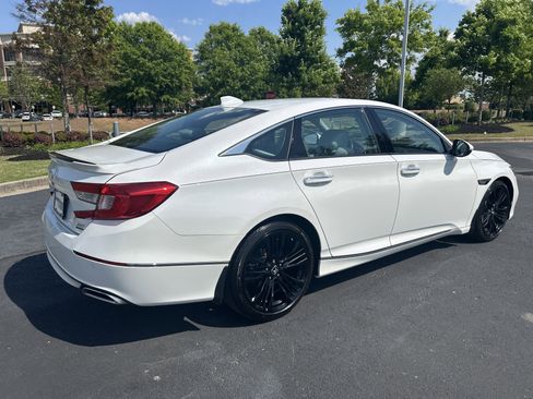 Used 2018 Honda Accord Touring image 9
