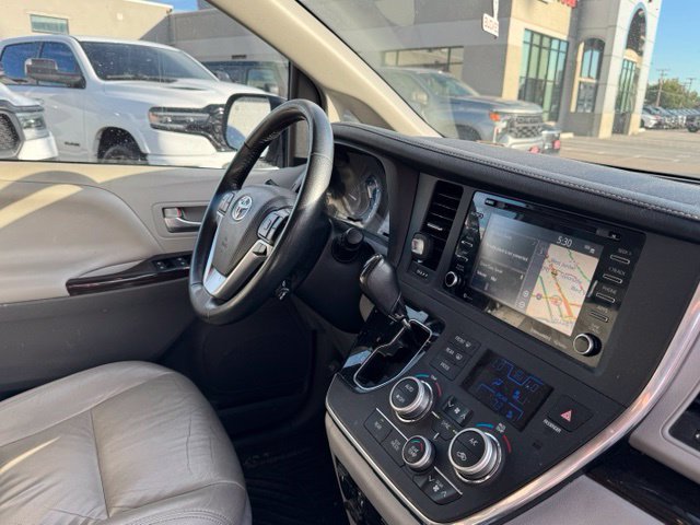 Used 2019 Toyota Sienna XLE Premium FWD image 7