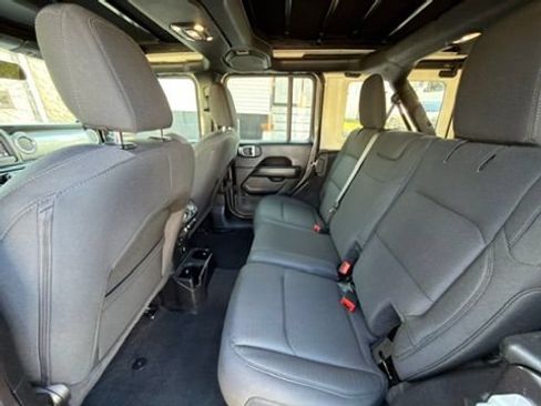 Used 2021 Jeep Wrangler Unlimited Sahara AWD/4WD image 16
