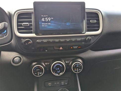 Used 2025 Hyundai Venue Limited image 18