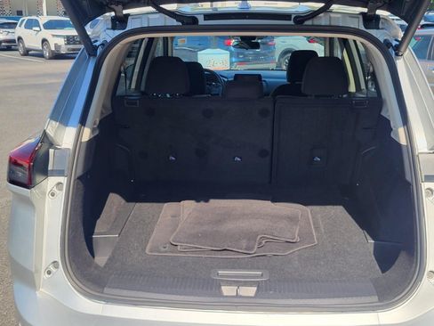Used 2025 Nissan Rogue SV FWD image 4