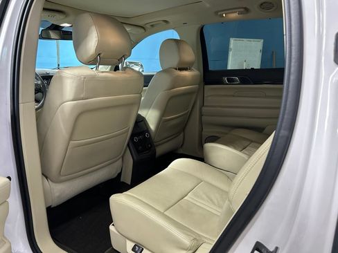 Used 2019 Lincoln MKT AWD image 33