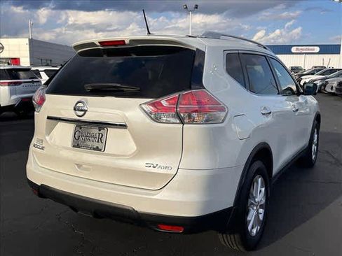 Used 2016 Nissan Rogue SV w/ SV Premium Package image 3