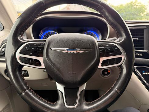 Used 2019 Chrysler Pacifica Touring-L FWD image 25