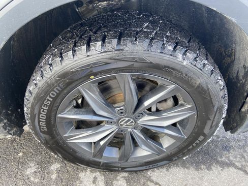 Used 2023 Volkswagen Tiguan SE w/ Panoramic Sunroof Package image 9