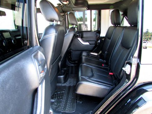 Used 2016 Jeep Wrangler Unlimited Sahara w/ Connectivity Group image 9