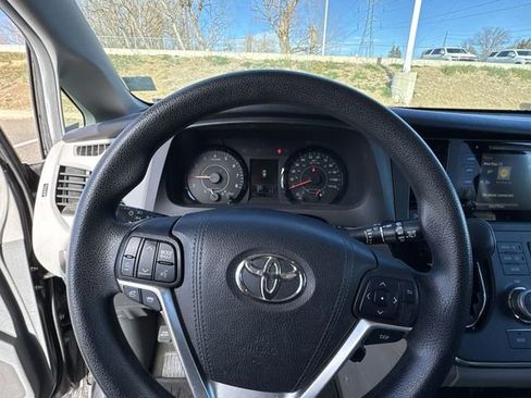 Used 2015 Toyota Sienna LE image 11