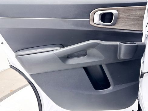 Used 2022 Kia Sorento S image 32