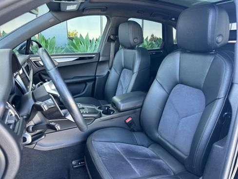 Certified 2021 Porsche Macan image 5