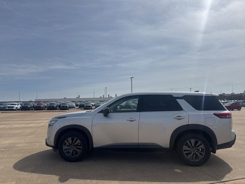 Used 2023 Nissan Pathfinder S image 9
