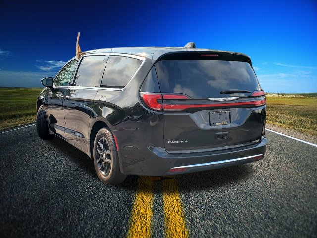 Used 2024 Chrysler Pacifica Touring-L FWD image 2