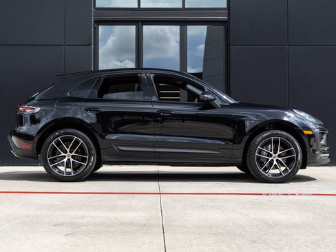 Certified 2026 Porsche Macan AWD/4WD image 12
