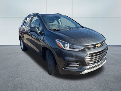 Used 2017 Chevrolet Trax LT w/ Sun & Sound Package AWD/4WD image 5