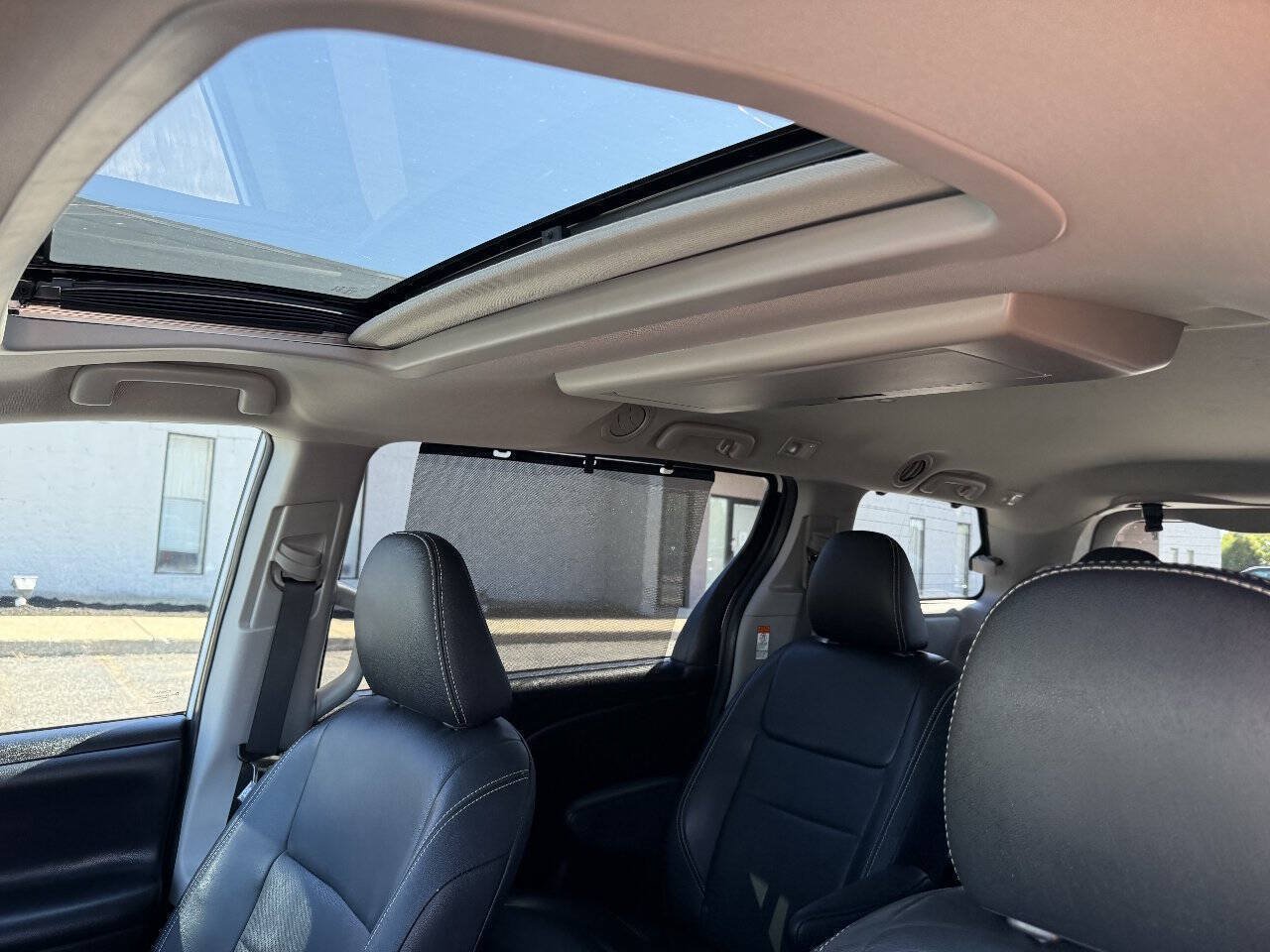 Used 2020 Toyota Sienna SE Premium w/ Nightshade Edition FWD image 17