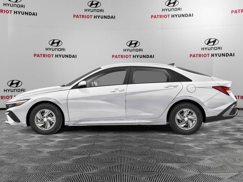 New 2026 Hyundai Elantra SE FWD image 3