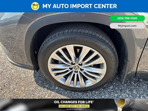 Used 2025 Toyota Highlander Platinum AWD/4WD image 6