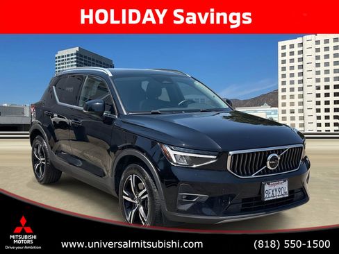 Used 2023 Volvo XC40 B5 Plus image 1