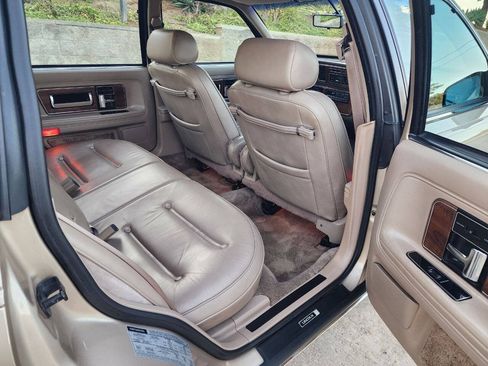 Used 1988 Lincoln Continental Signature FWD image 25