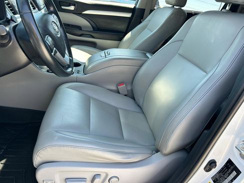 Used 2019 Toyota Highlander XLE image 7