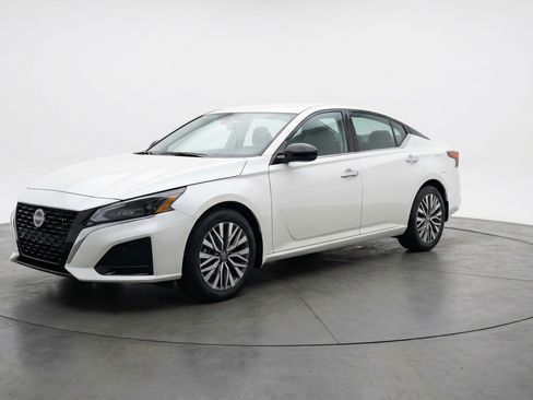Used 2025 Nissan Altima 2.5 SV FWD image 3