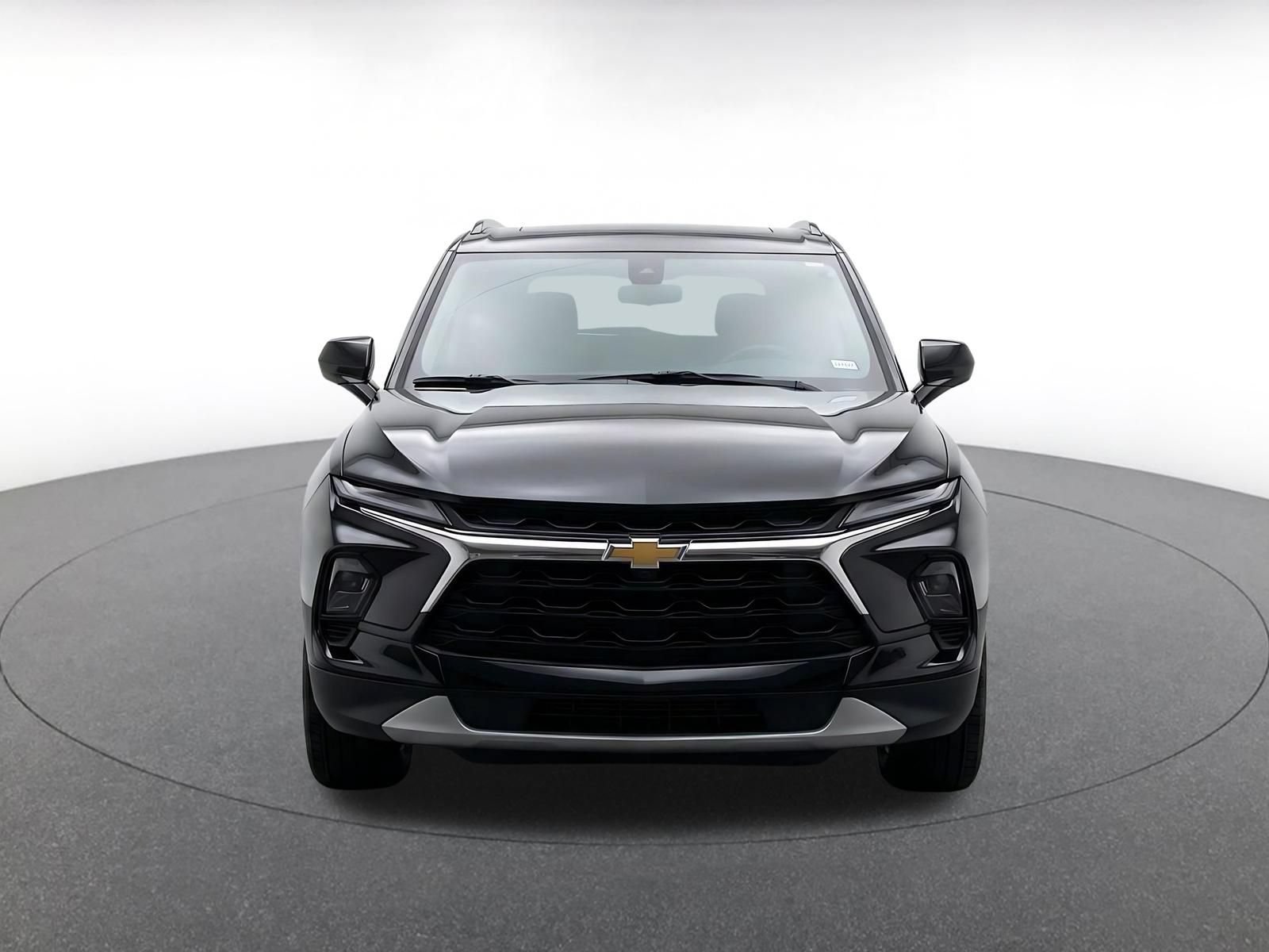 Used 2025 Chevrolet Blazer LT FWD image 2