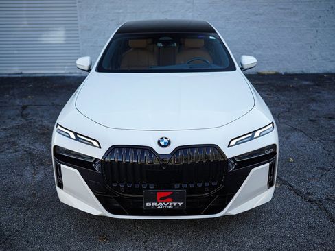 Used 2023 BMW 740i w/ Parking Assistance Package image 5