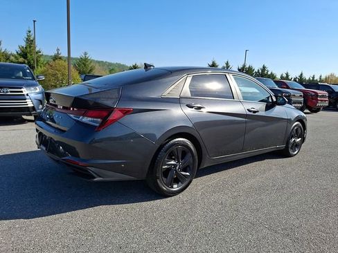 Used 2023 Hyundai Elantra SEL w/ Cargo Package FWD image 6