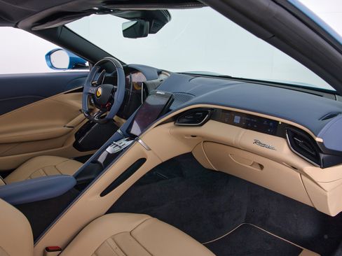 Certified 2025 Ferrari Roma Spider RWD image 18