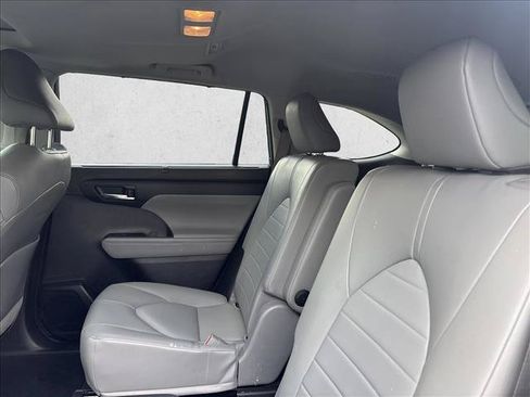 Used 2022 Toyota Highlander XLE AWD/4WD image 20