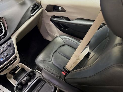 Used 2018 Chrysler Pacifica Touring-L w/ Tire & Wheel Group image 23