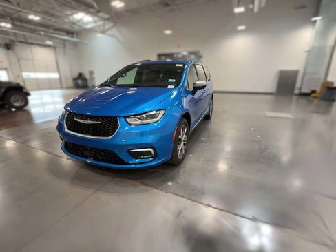 New 2026 Chrysler Pacifica Pinnacle image 3