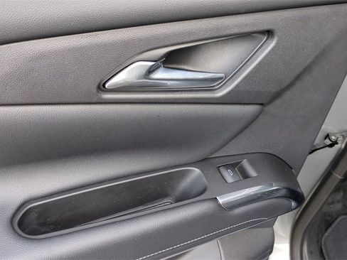 Used 2025 Chevrolet Traverse LT image 14