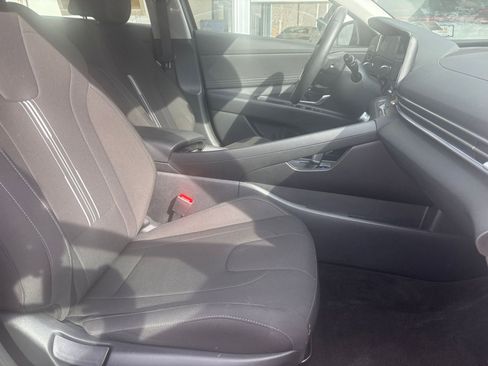 Used 2025 Hyundai Elantra SEL image 28