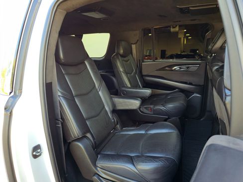Used 2018 Cadillac Escalade ESV Platinum image 40