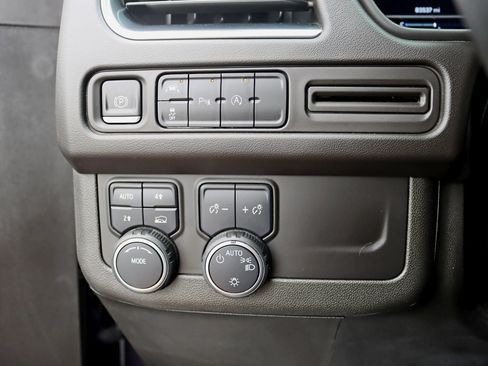 Used 2023 Chevrolet Suburban LT AWD/4WD image 18