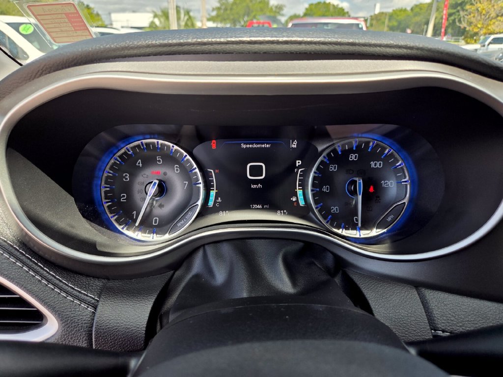 Used 2022 Chrysler Pacifica Touring-L AWD/4WD image 32