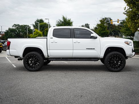 Used 2022 Toyota Tacoma SR5 w/ Technology Package RWD image 11