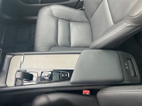 Certified 2025 Volvo XC60 B5 Plus image 24