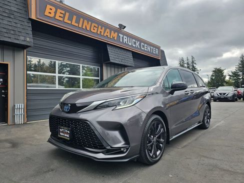 Used 2022 Toyota Sienna XSE FWD image 1