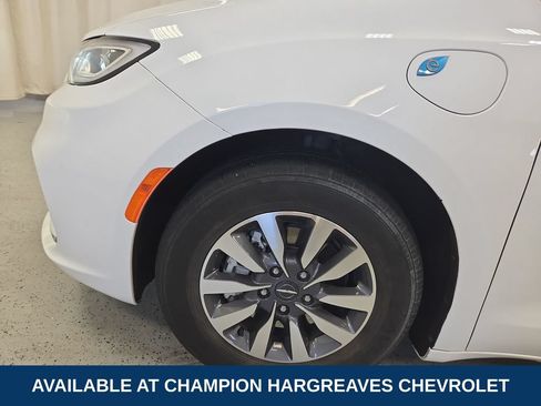 Used 2023 Chrysler Pacifica Touring-L FWD image 41