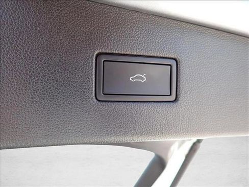 Used 2022 Volkswagen Tiguan SE image 9