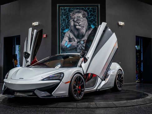 Used 2018 McLaren 570S Spider image 1