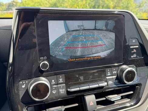 Used 2025 Toyota Highlander AWD image 24